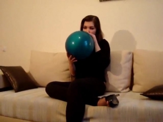 ulyana inflates serezha green ball